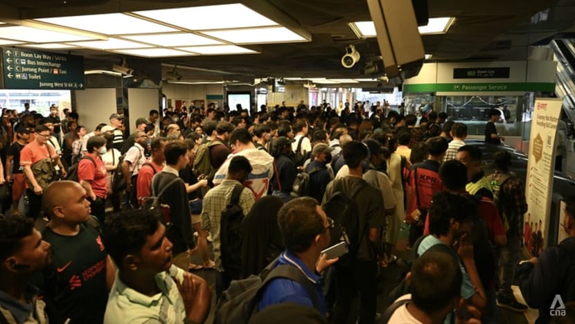 As it happened: MRT East-West line disruption, Wednesday's rush hour situation orderly despite crowds