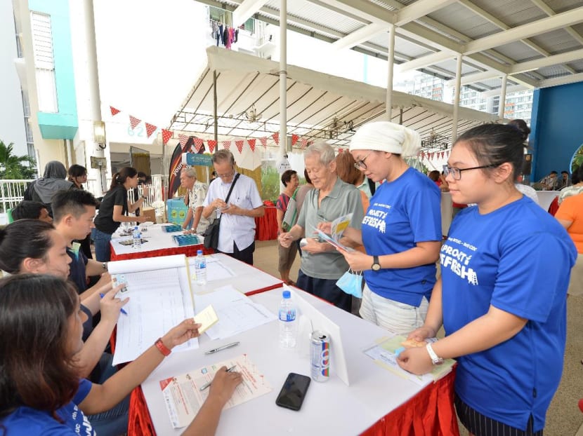 Residents collecting their S$25 SSUL vouchers to exchange for LED lights under the “Switch and Save - Use LED” programme. Residents collecting their S$25 SSUL vouchers to exchange for LED lights under the “Switch and Save - Use LED” programme.