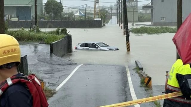 台南强降雨致停工停课 铁路交通受干扰