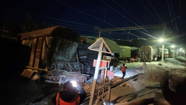 俄罗斯两火车相撞脱轨 酿1死17伤