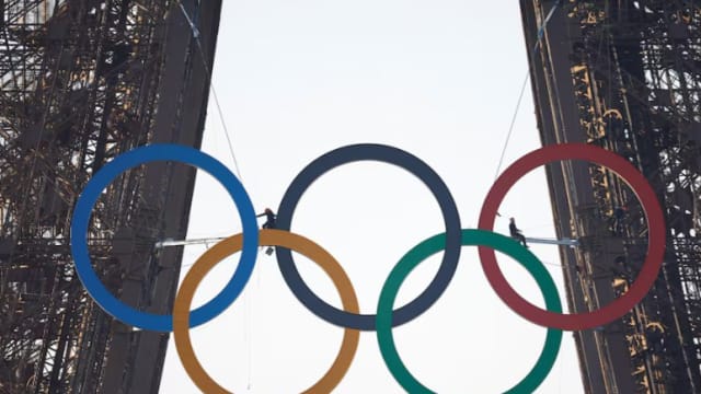 离巴黎奥运50天 法国在埃菲尔铁塔挂上奥运五环标志