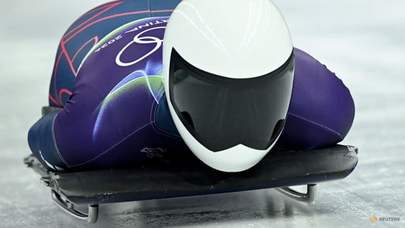 Skeleton-Weston keeps cool amid startline mayhem to lead at halfway