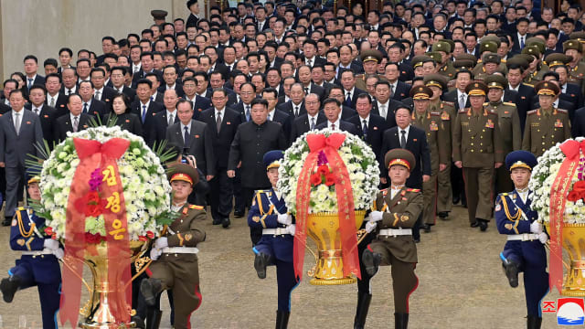 金正恩参拜太阳宫 纪念父亲金正日去世12周年
