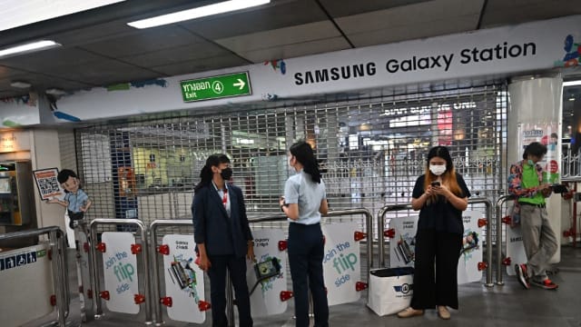 泰国曼谷购物商场疑发生枪击案 数百人逃离现场