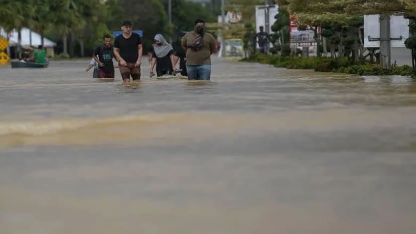 Banjir di Temerloh cecah sehingga paras pinggang Banjir di Temerloh cecah sehingga paras pinggang