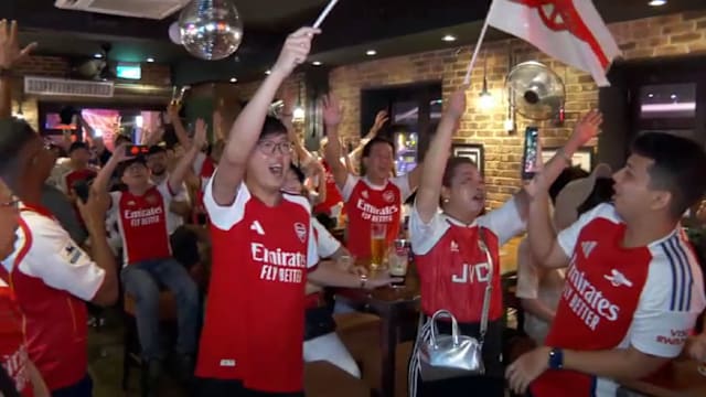 时隔22年英超封王 本地球迷齐聚见证阿申纳捧杯 