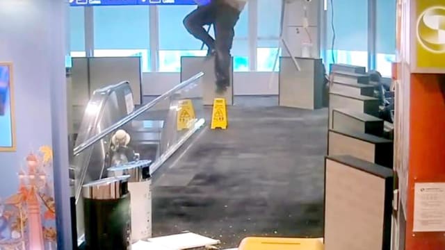 台湾桃园机场天花板突然砸落 工人悬挂半空吓坏旅客