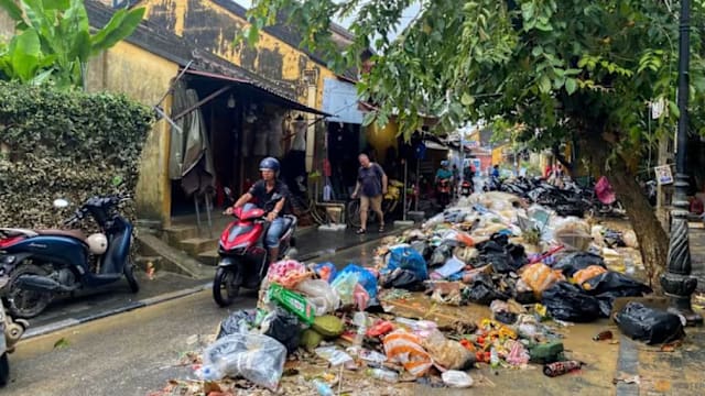 越南会安洪水逐渐消退 居民展开清理工作