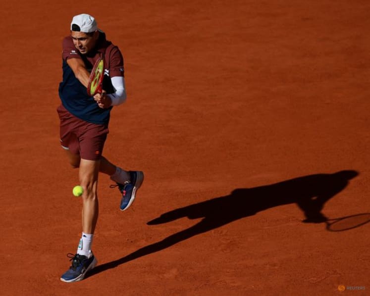 Auger-Aliassime swats aside Tabilo to reach French Open quarters