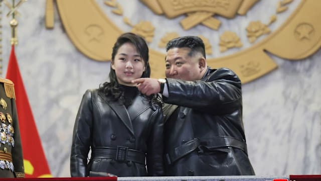 金正恩父女身穿同款外套亮相 引发接班猜测