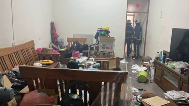 旁人抽烟导致冲天炮连环爆 台高中生被炸断手