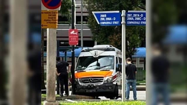 值班救护车出车祸撞灯柱 民防：事发时车上无病患