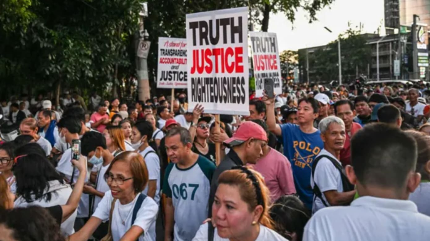 菲律宾马尼拉65万人上街示威 要求彻查防洪工程贪污丑闻