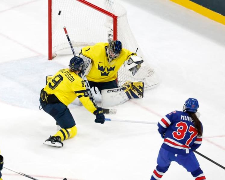 Ice hockey-Swiss fight falls short, bronze up for grabs against Sweden
