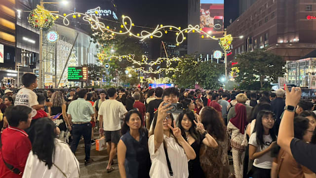 乌节路平安夜街头派对登场 人潮比往年高五成