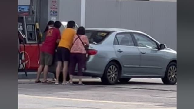 新山添油猛摇狮城车 网民：替车急救？