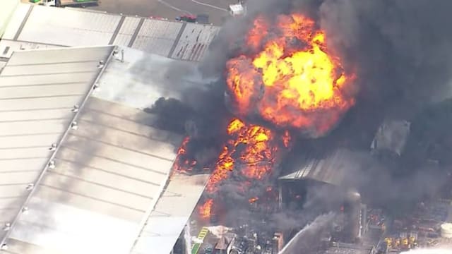 澳洲悉尼一家工厂大火 现场传出爆炸巨响