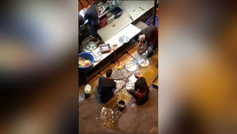 Cuci pinggan mangkuk di lopak air, Restoran Raj's Banana Leaf M’sia mohon maaf