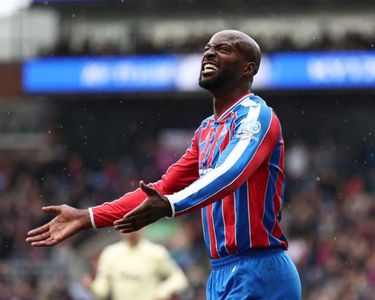 Arsenal survive huge scare to edge towards title