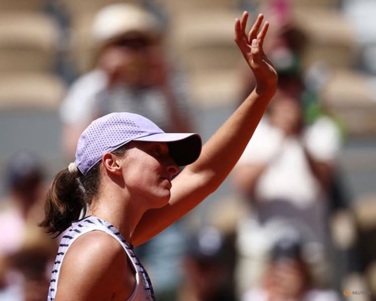 Swiatek cruises, Wawrinka and Monfils conclude French Open chapters