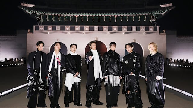 BTS震撼回归！光化门开唱4万人朝圣，队长RM负伤仍坐椅热舞