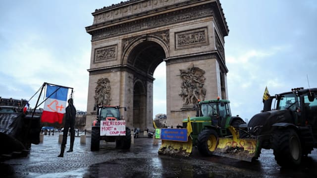 抗议欧盟南美贸易协定 法国农民围堵巴黎