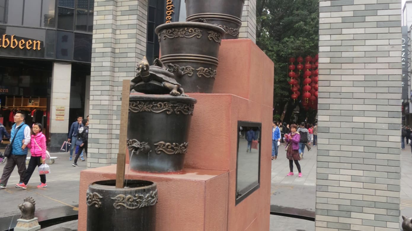 路口的元代滴漏（图：黄匡宁）