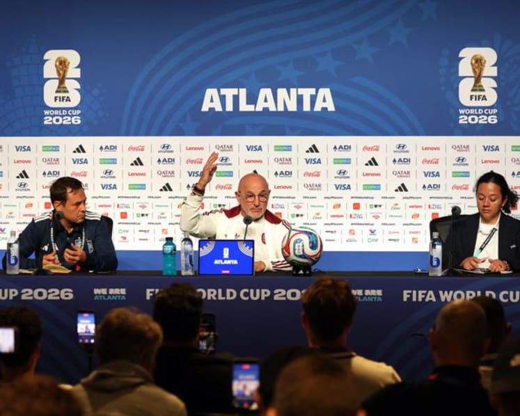 Spain living in a bubble but motivated by criticism, says De la Fuente