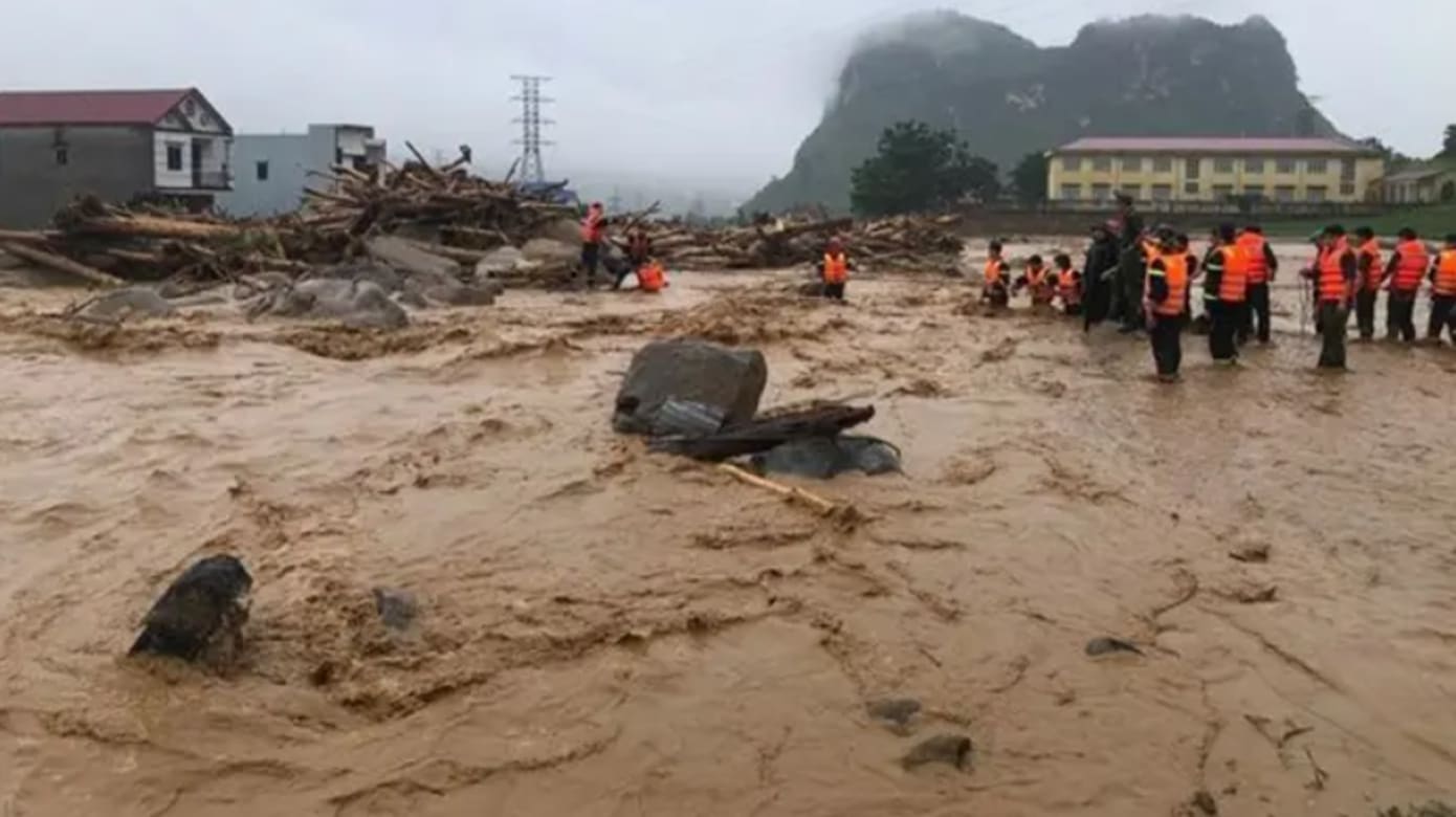 越南北部暴雨引发洪灾土崩 至少四死四失踪