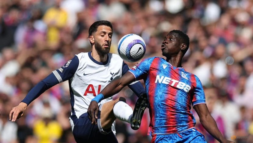 Eze double gives Palace victory at ailing Tottenham