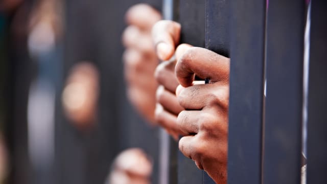 过去两年八名新加坡人因贩毒及洗钱罪成 最高判监30年及鞭刑八下