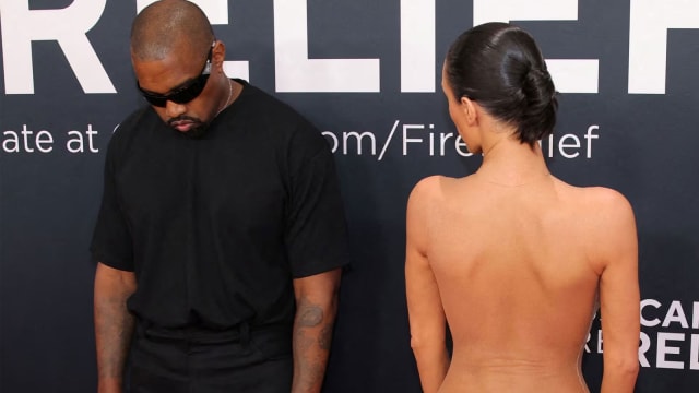 Kanye West妻子Bianca Censori葛莱美奖红毯上“惊天一脱”，成为Google搜寻冠军！After-Party“国王的新衣” 价格不到$30！
