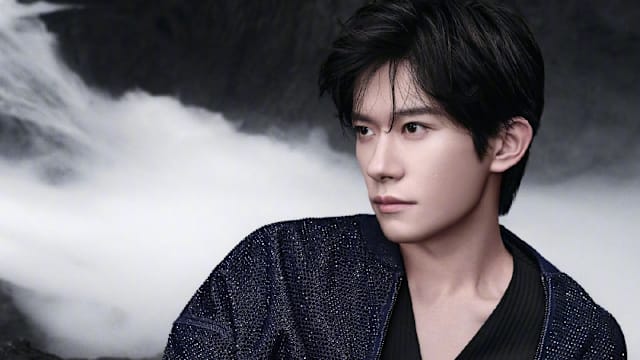 易烊千玺直播17分钟不说话，竟吸引1343万人在线看他玩这个