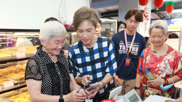 杨莉明：以数码为先 但必要服务仍应提供非数码选择