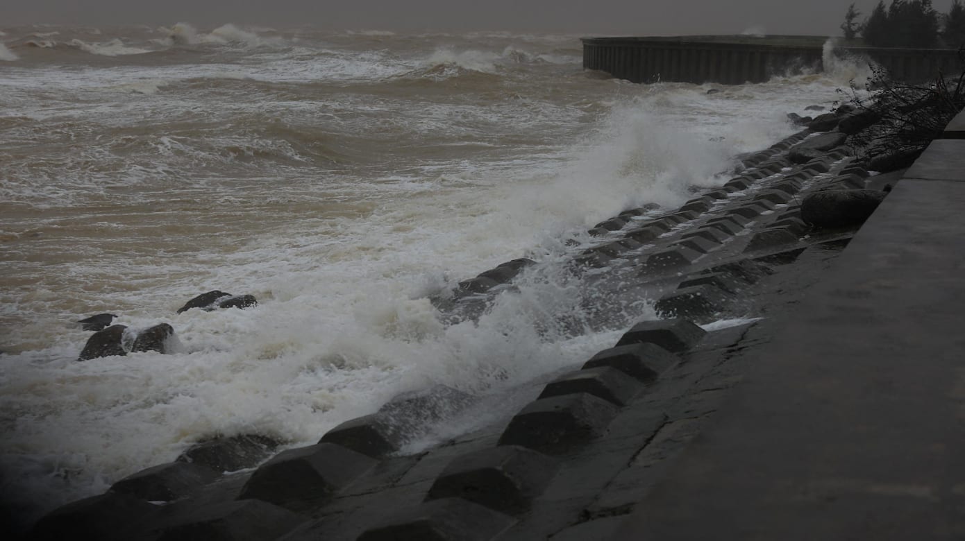 台风海鸥登陆越南 带来强风暴雨掀10米巨浪
