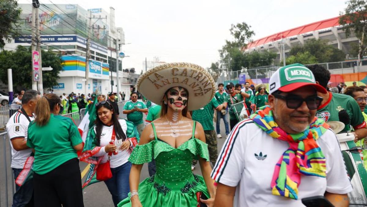 Politics aside, Mexico and Ecuador fans keep World Cup rivalry friendly