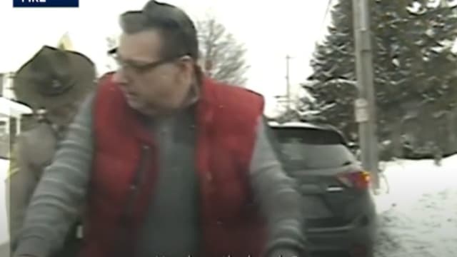 向警察比中指被捕 美国男子怒告警方侵犯表达自由获赔