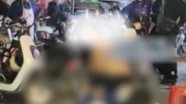 不满大叔大声讲电话 中国男子竟把他骑压在地