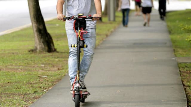 骑不合规格个人代步工具撞后逃 男子判短期拘留五天