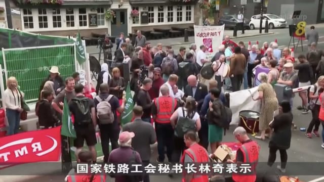 英国铁路工人为薪金罢工 约八成铁路网络瘫痪