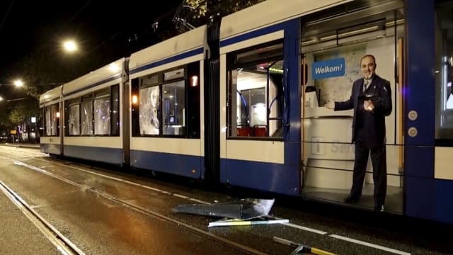 以球迷在荷兰遭袭 市长：反犹和流氓行为混合的毒酒
