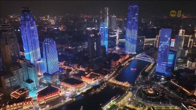 中国天津上演“海河之夜”灯光秀 点亮海河沿岸仿佛穿越时空
