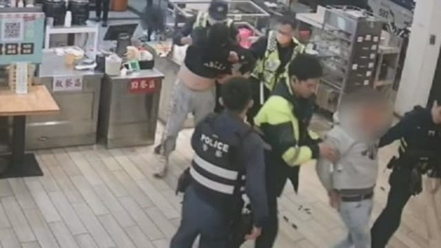点餐不会扫码又被催  台两醉汉攻击店员
