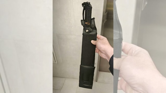 不满汽车插入车道 摩托车骑士与两儿持刀攻击司机