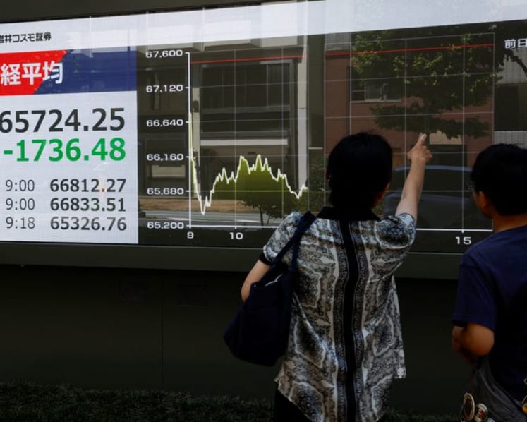 Shares, oil dip as US sanctions on Iran loom