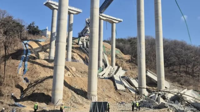 韩国一高速公路在建桥梁坍塌 酿三死五伤