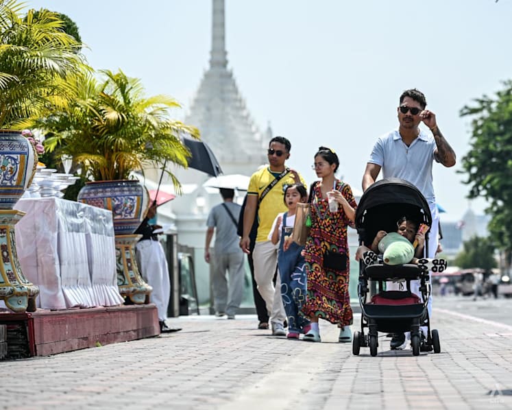 Thailand-tourists-bangkok-2