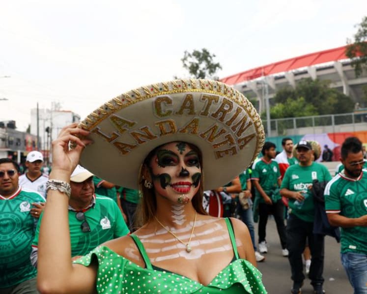 Politics aside, Mexico and Ecuador fans keep World Cup rivalry friendly