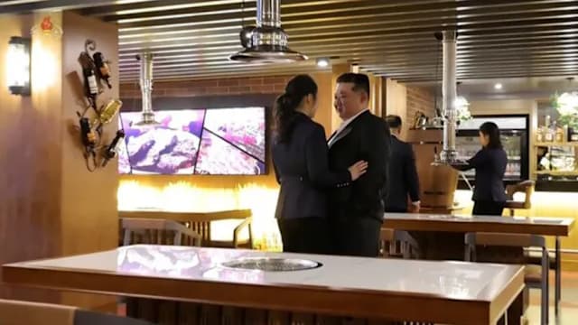 金正恩携爱女金主爱频亮相 举止犹如恋人般亲密引议论