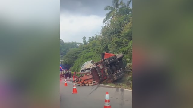拖车侧翻高速公路上 两人受轻伤